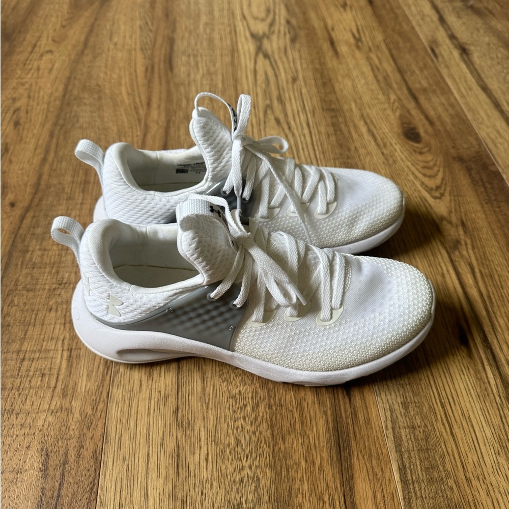 Under Armour White Sneakers Modern Athletic Design
